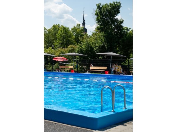 Schwimmbecken mit Kirchturm Schwimmbecken des Freibads Gnötzheim mit Kirchturm im Hintergrund