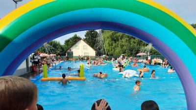 Freibad mit Regenbogen Freibad mit Regenbogen